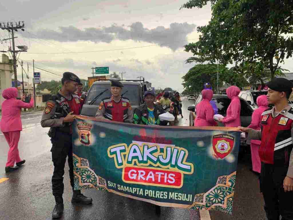 Jajaran Sat Samapta Polres Mesuji Dan Bhayangkari Berbagi Takjil Di Jalan Lintas Timur